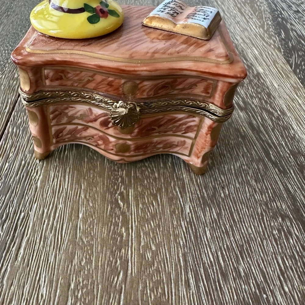 Limoges France Peint Main porcelain Trinket Box Chest - Picture 2 of 9